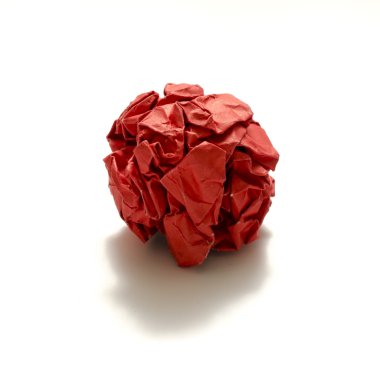 Kırmızı buruşuk kağıt topu