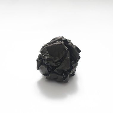 bir beyaz renk buruşuk kağıt topu