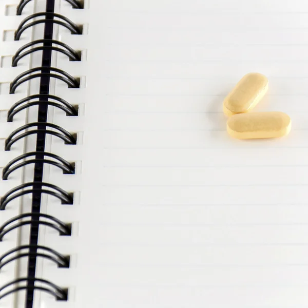 Duas pílulas no notebook — Fotografia de Stock