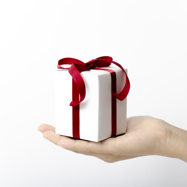 Держа в руках коробку с гофтом
