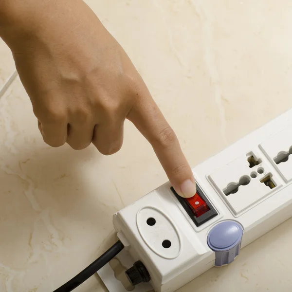 Mão ligar interruptor tomada múltipla — Fotografia de Stock