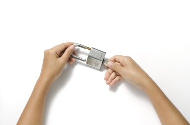 iki eli asma kilit anahtarı ile açın.