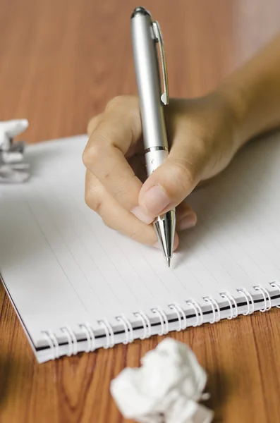 Hand schrijven met pen op laptop — Stockfoto