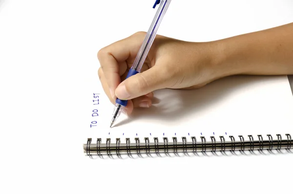 Escritura a mano de la mujer con la pluma en el cuaderno —  Fotos de Stock