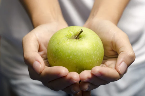 Mano che tiene frutta di mela — Foto Stock