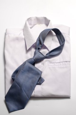 Mavi kravat ile beyaz gömlek