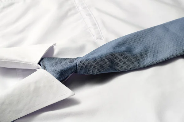 Mavi kravat ile beyaz gömlek — Stok fotoğraf