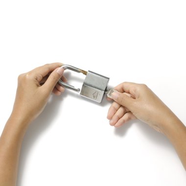 iki eli asma kilit anahtarı ile açın.