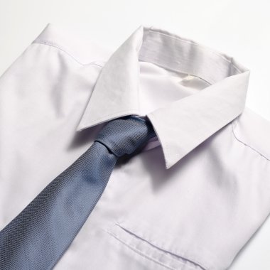 Mavi kravat ile beyaz gömlek