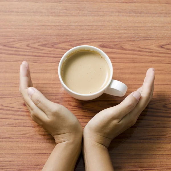 Hand hält Kaffeetasse — Stockfoto