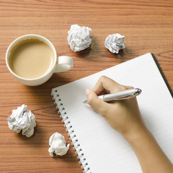 Handschrift mit Stift auf Notizbuch — Stockfoto