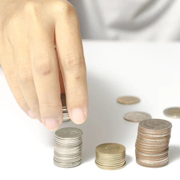 Mano poner pila de monedas — Foto de Stock