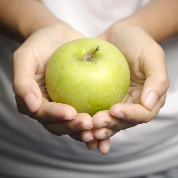 Hand holding apple fruit — Stock Photo, Image