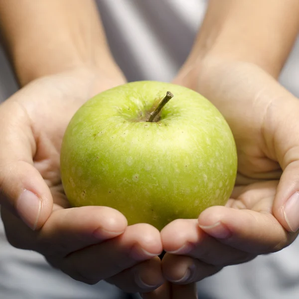 Hand hält Apfelfrucht — Stockfoto