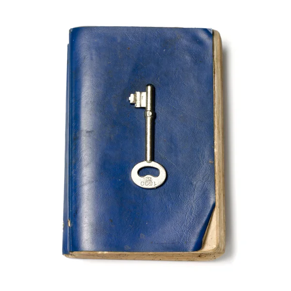 Старая книга с ключом — стоковое фото