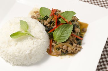 Kızarmış domuz eti ve fesleğenli pilav.