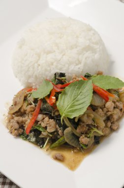 Kızarmış domuz eti ve fesleğenli pilav.