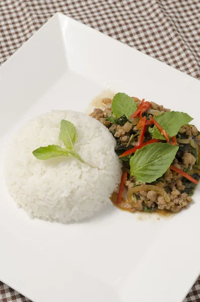 Rýže s restovaným vepřovým masem a bazalkou — Stock fotografie