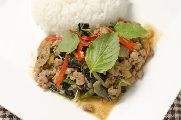Ris toppad med stekt fläsk och basilika — Stockfoto