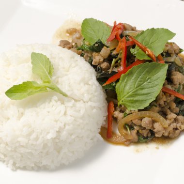 Kızarmış domuz eti ve fesleğenli pilav.