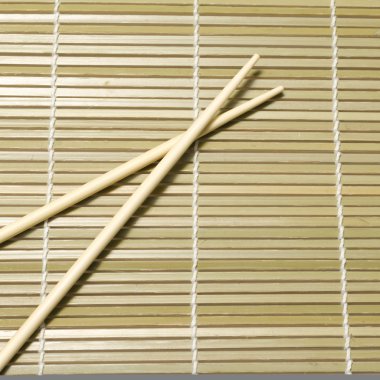 Bambu hasır üzerinde çubuklar