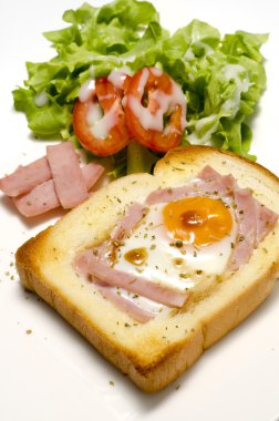 Kahvaltı yumurta kadar bir deliğe