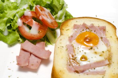 Kahvaltı yumurta kadar bir deliğe