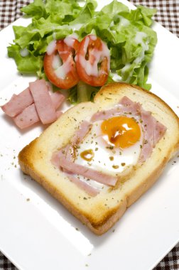 Kahvaltı yumurta kadar bir deliğe