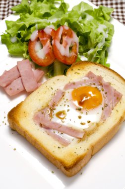 Kahvaltı yumurta kadar bir deliğe