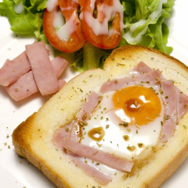 Kahvaltı yumurta kadar bir deliğe