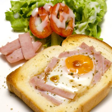 Kahvaltı yumurta kadar bir deliğe