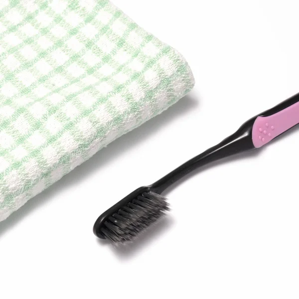 Зубная щетка и полотенце — стоковое фото