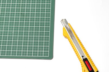 kesici bıçak kesme tahtası üzerinde