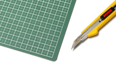 kesici bıçak kesme tahtası üzerinde