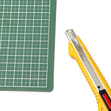 kesici bıçak kesme tahtası üzerinde
