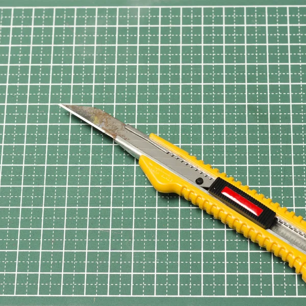 Couteau de coupe sur planche à découper — Photo