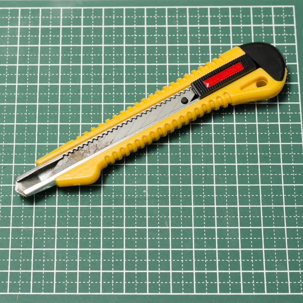 Coltello da taglio sul tagliere — Foto Stock