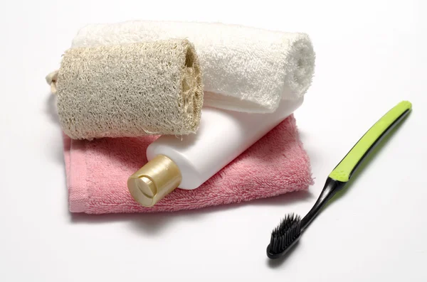 Handdoek loofa vloeibare zeep en tandenborstel — Stockfoto