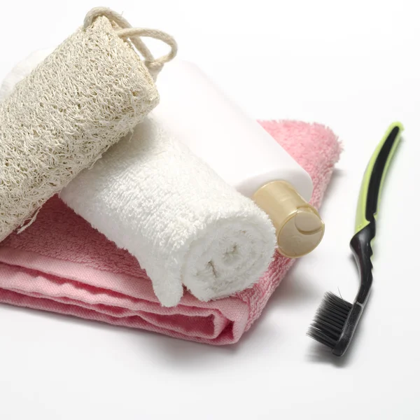 Handdoek loofa vloeibare zeep en tandenborstel — Stockfoto