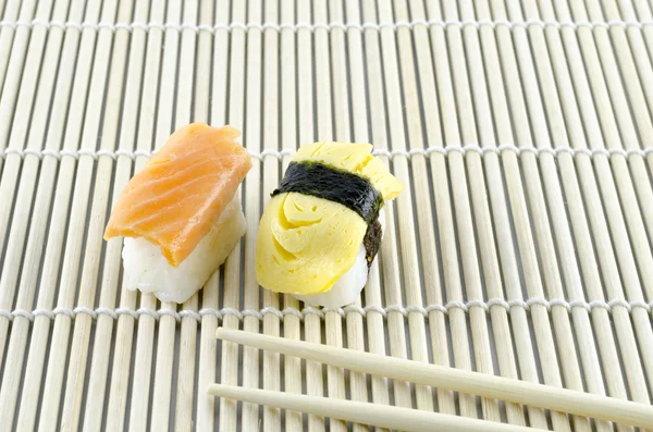 Sushi sur tapis de bambou — Photo