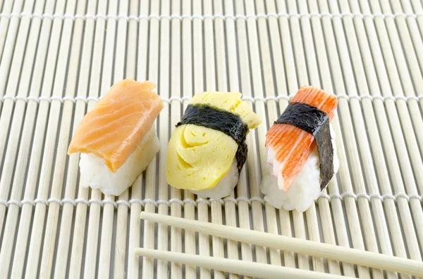 Sushi på bambusmatte – stockfoto