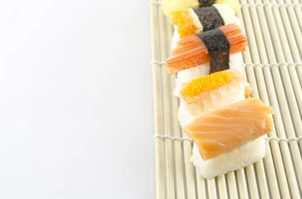 Sushi op bamboe mat — Stockfoto