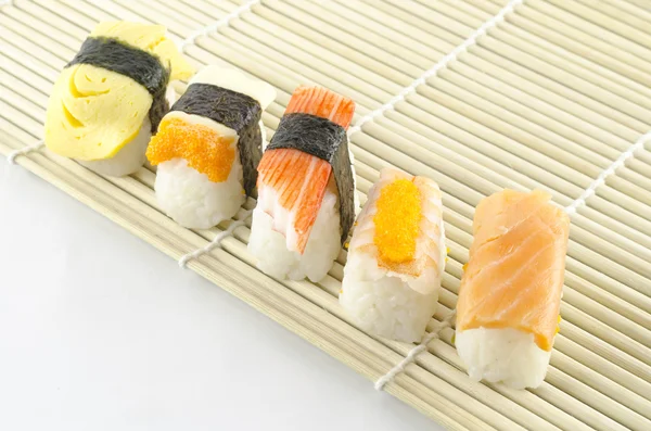 Sushi su tappetino di bambù — Foto Stock