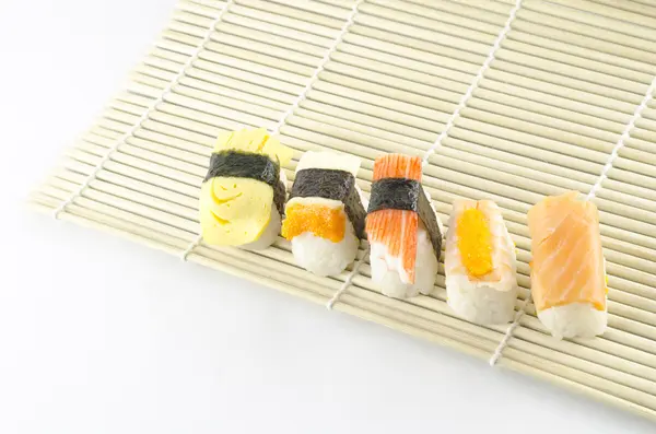Sushi auf Bambusmatte — Stockfoto