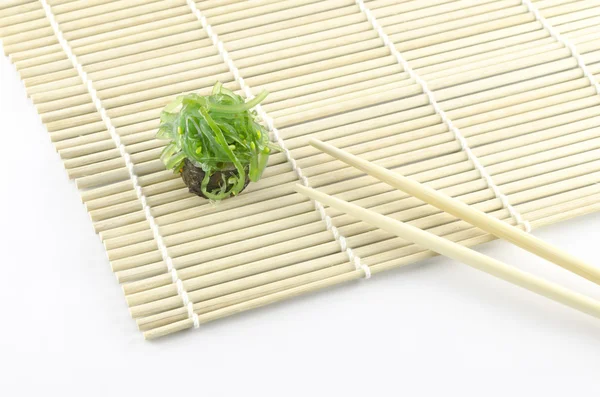 Sushi su tappetino di bambù — Foto Stock