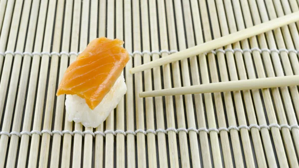 Sushi sur tapis de bambou — Photo