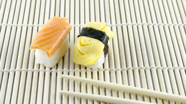 Sushi su tappetino di bambù — Foto Stock