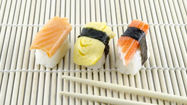 Sushi su tappetino di bambù — Foto Stock