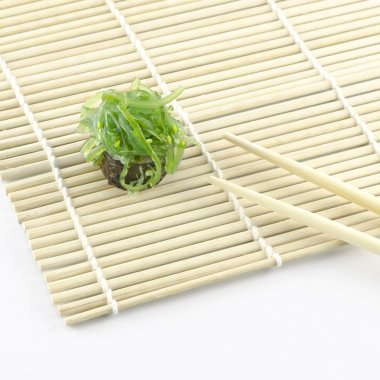 suşi bambu hasır üzerinde