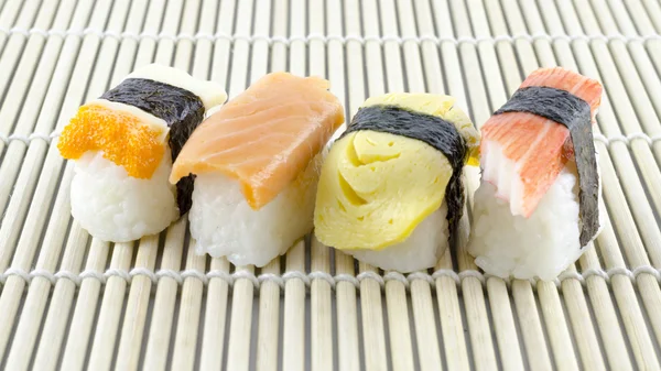 Sushi auf Bambusmatte — Stockfoto